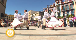Miguel Celdrán recibe a varios de los paises participantes del Festival Internacional de Folklore de Extremadura