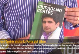 Juan José Cortés visita la Feria del Libro