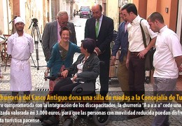 Una churrería del Casco Antiguo dona una silla de ruedas a la Concejalía de Turismo