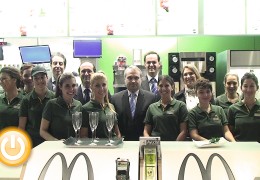 El alcalde asiste a la inauguración de un nuevo McDonald’s en la ciudad