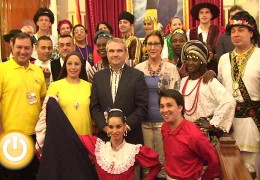 El alcalde recibe a los participantes en el Festival Internacional de Folklore