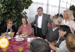 El alcalde asiste al tradicional desayuno navideño con los mayores