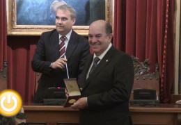Fernando Bermejo recibe la medalla al mérito del servicio de bomberos