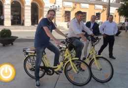 La Agencia Extremeña de la Energía entrega dos bicicletas eléctricas
