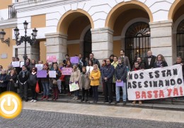 Minuto de silencio por la niña de Vitoria y la mujer asesinada en Avilés