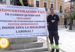 Cabezas muestra su apoyo al exempleado municipal que protesta a la puerta del Consistorio