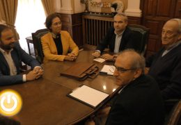 El alcalde de Badajoz recibe a la nueva junta directiva de la Asociación Amigos de Badajoz