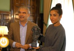 Carolina Yuste visita el Ayuntamiento de Badajoz
