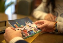 La pacense Blanca Ambel ilustra la postal navideña del Ayuntamiento de Badajoz