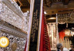 El ayuntamiento entrega la bandera de Badajoz a la patrona de la ciudad