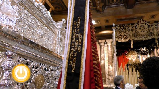 El ayuntamiento entrega la bandera de Badajoz a la patrona de la ciudad