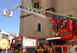 Presentada la nueva autoescala del Servicio de Bomberos de Badajoz