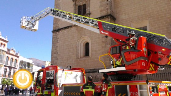 Presentada la nueva autoescala del Servicio de Bomberos de Badajoz