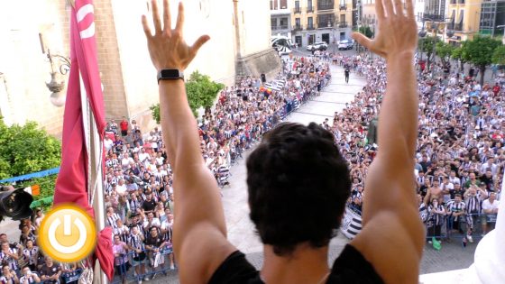 Miles de aficionados celebran el ascenso a Segunda Federación del C.D. Badajoz